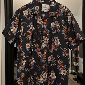 Men’s island print top